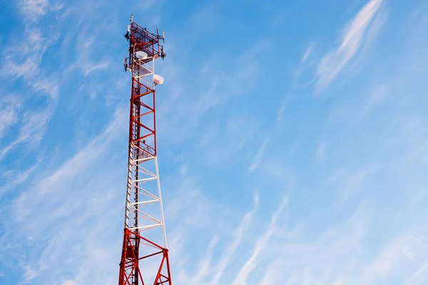 Tour de télécommunication contre un ciel magnifique — Photo