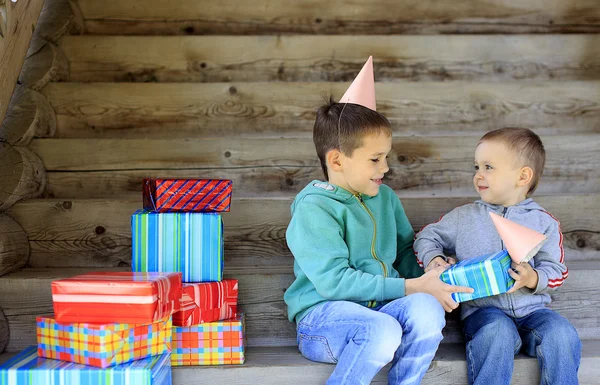 Viele Geschenke zum Kindergeburtstag — Stockfoto