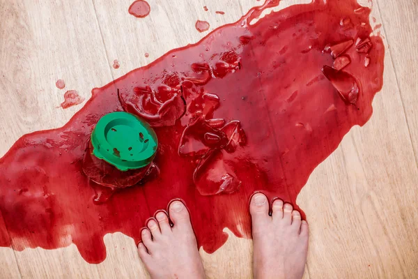 Fragmentos de frascos rotos de mermelada que yacen a los pies del niño — Foto de Stock