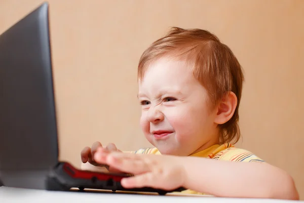 dizüstü bilgisayarda Internet sörf küçük akıllı çocuk