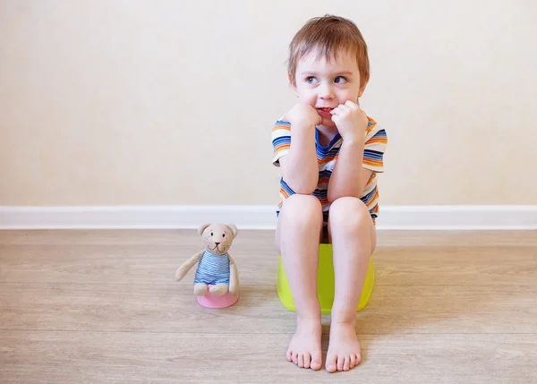 Entrenamiento de orinal niño y peluche — Foto de Stock