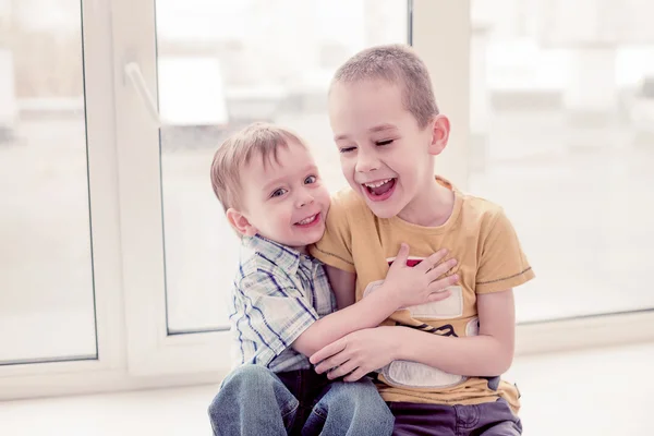 Dois meninos rir jogando — Fotografia de Stock