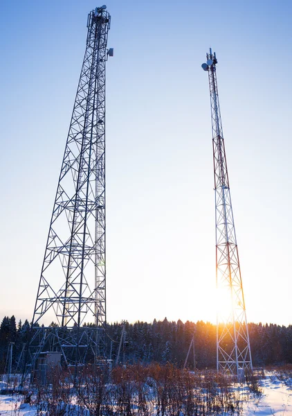 Deux tours de télécommunications dans un tir entièrement — Photo