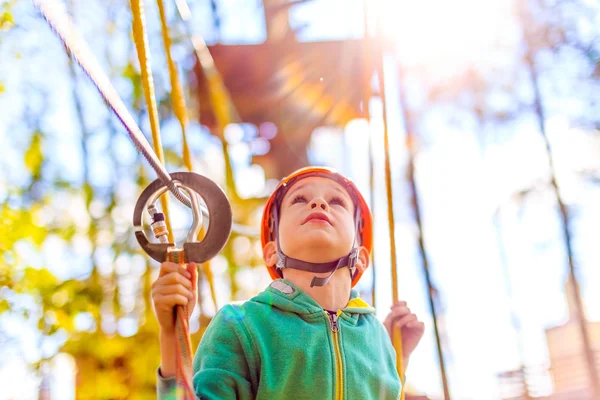 Niño en el parque de cuerdas mirando hacia arriba —  Fotos de Stock