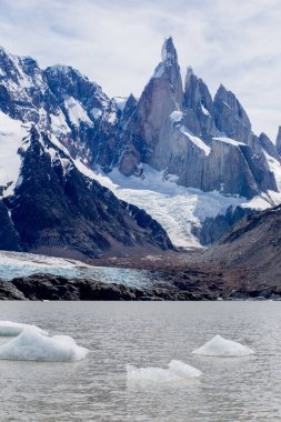 Arka planda, Arjantin Patagonya, Chalten 'de, dağ gölünde yüzen buz parçaları Cerro Torre Dağı