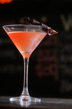 bir barın tepesinde martini bardağında portakal suyu