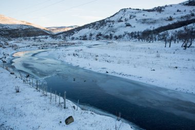 Arjantin Patagonya 'da karlı bir arazide dağ nehrinin panoramik manzarası