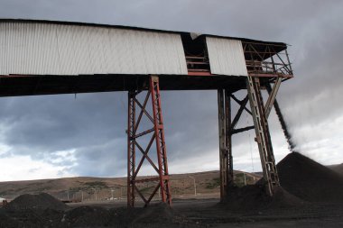 Arjantin Patagonya 'daki bir işleme tesisinde, kömür taşıma bandının yanındaki kömür yığını.