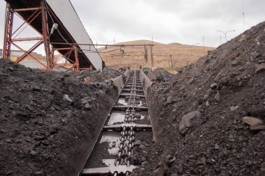 Arjantin Patagonya 'daki bir işleme tesisinde, kömür taşıma bandının yanındaki kömür yığını.