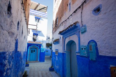 Chefchaouen Fas Sokağı. Geleneksel mimarisi maviye boyanmış.