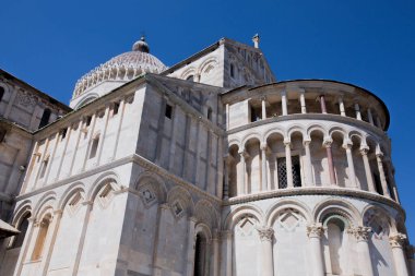 Duomo ve Baptistery ile birlikte Pisa Kulesi 'nin genel manzarası. Pisa, İtalya 'da