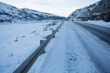 Arjantin Patagonya 'da karlı bir arazide dağ yolunun panoramik manzarası