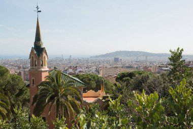 Park Guel 'in önü kilise, arkası Barselona şehri.