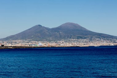 Napoli Körfezi 'nin karşısından Vesuvius volkan manzarası