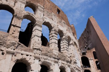 Colosseum 'un sağ tarafında onarılmış parçaları var. Roma, İtalya