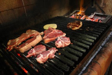Geleneksel sığır eti eti Arjantin asado yemeğinde barbekü