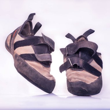 Kullanılan tırmanma ayakkabıları beyaz arkaplanda izole