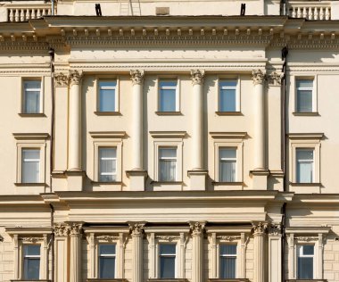 Klasik tarzda binanın güzel bir cephesi var. Pencereler, sütun