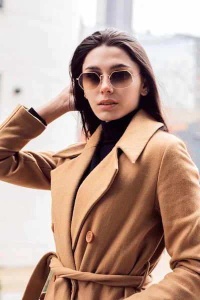 Retrato Elegante Uma Bela Jovem Mulher Óculos Sol Casaco Marrom — Fotografia de Stock