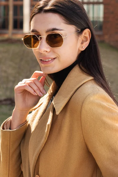 Retrato Uma Jovem Elegante Casaco Óculos Sol Livre — Fotografia de Stock