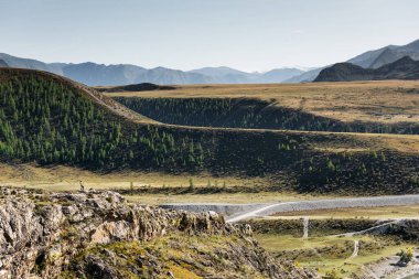 Dağın kenarından güzel bir manzara. Manzara geçmişi olan bir adam.