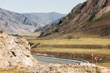 Güzel dağ manzarası. Dağlardaki otoyoldan dön..