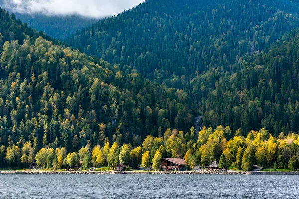 Une Maison Dans Forêt Sur Rive Lac Beau Paysage Montagne — Photo