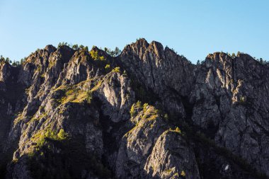 Mavi gökyüzüne karşı kayalar. Doğal arkaplan