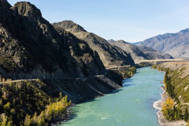 Dağlar ve nehir manzaralı dağ yolu..