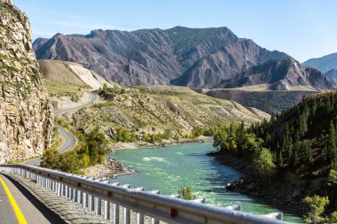 Dağlar ve nehir manzaralı dağ yolu.