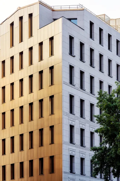 Желтый Фасад Здания Городской Администрации Окнами Закат — стоковое фото