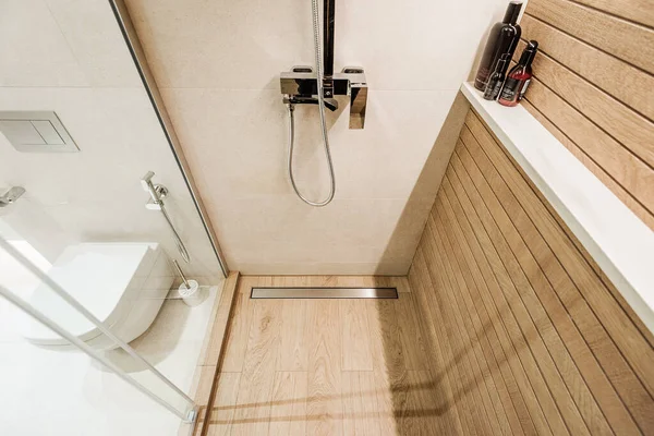 Modern Wooden Effect Bathroom Glass Shower Cabin White Toilit — Stockfoto