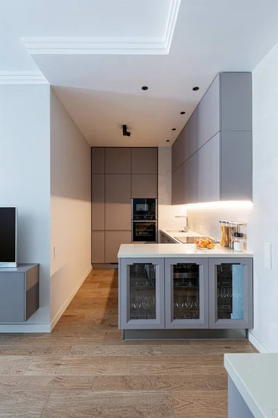 Modern Light Grey Kitchen Interior Kooking Space Glass Cupboard — Fotografia de Stock