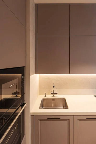 Part Modern Kitchen Interior Sink Oven Grey Cupboard — Φωτογραφία Αρχείου