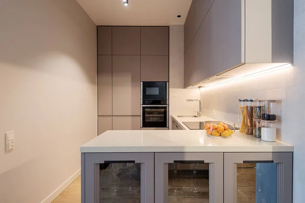 Interior Cozinha Moderna Com Espaço Kooking Forno Armário Vidro Decorações — Fotografia de Stock