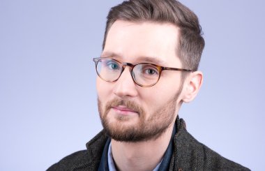 Sakal ve bıyık gözlüklü genç adamla