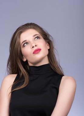 Bir şey hakkında düşünmekten ya da bir şey seçme güzel genç kadın portresi