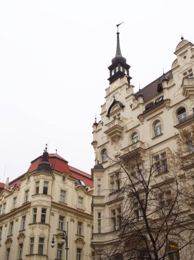 Avrupa 'da detaylı mimari detayları ve dekoratif kuleleri olan güzel tarihi binalar. Prag, Çek Cumhuriyeti