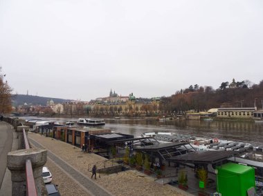 Prag, Çek Cumhuriyeti - 13 Aralık 2024: Prag kıyısı, Vitava nehir kenarındaki nehir geçidini gösteriyor