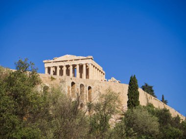 Yunanistan 'ın Atina kentindeki Akropol tepesinin tepesindeki Antik Partenon tapınağı açık mavi gökyüzü altında