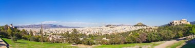 Atina 'nın panoramik manzarası Ulusal Gözlemevi, Lycabettus tepesi ve Parthenon manzaralı Acropolis tepesi