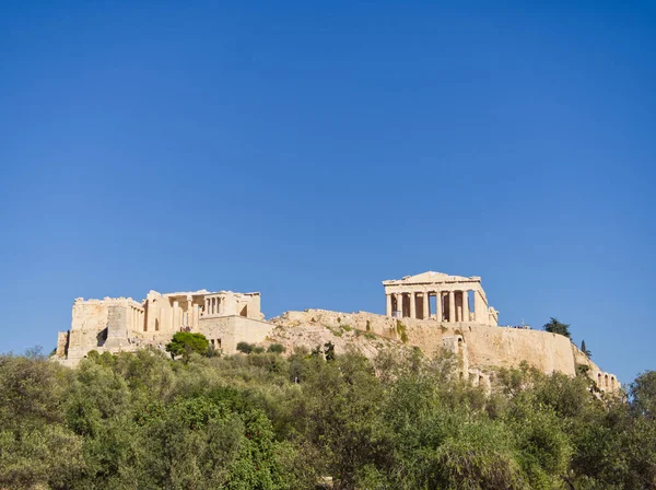 Partenon tapınağının mavi gökyüzüne karşı yıkıldığı Antik Akropolis tepe arkeolojik alanı