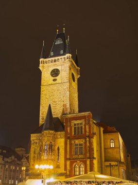 Gece aydınlanan ortaçağ astronomik saat kulesi Prag meydanında duran karanlık gökyüzüne karşı aydınlandı.