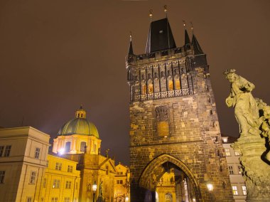 Tarihi Gotik Köprü Kulesi ve Barok Kubbesi Prag Eski Şehir Meydanı 'nda gece aydınlandı