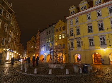 Prag, Çek Cumhuriyeti - 13 Aralık 2024: Prag 'da akşam aydınlatmasında süslü fıskiyelerle çevrili renkli barok binalar