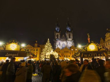 Prag, Çek Cumhuriyeti - 13 Aralık 2024: Tyn ikiz kulelerinin önünde tarihi kilisemizin altındaki kalabalık Noel ağacı