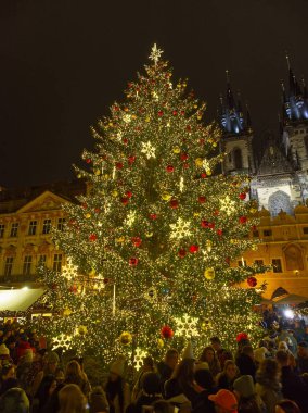 Prag, Çek Cumhuriyeti - 13 Aralık 2024: Prag meydanındaki tarihi süslemelerle aydınlatılmış Noel ağacı