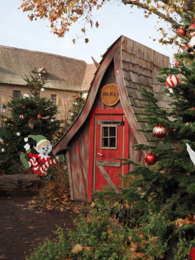 Noel süsleri, çelenkler ve Colmar, Alsace, Fransa 'daki açık hava dekorasyonlarıyla süslenmiş kırmızı ev.