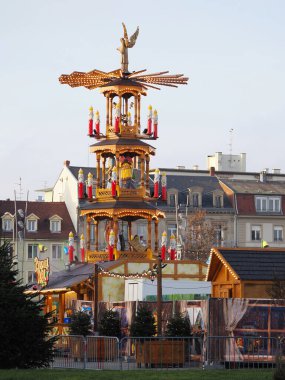 Colmar, Alsace, Fransa 'da şekil ve mumlarla geleneksel ahşap Noel piramit kulesi