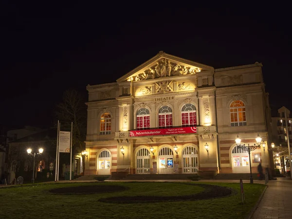 Klasik mimarisi olan tarihi Baden-Baden tiyatro binası karanlık gece gökyüzüne karşı güzelce aydınlatılmış.